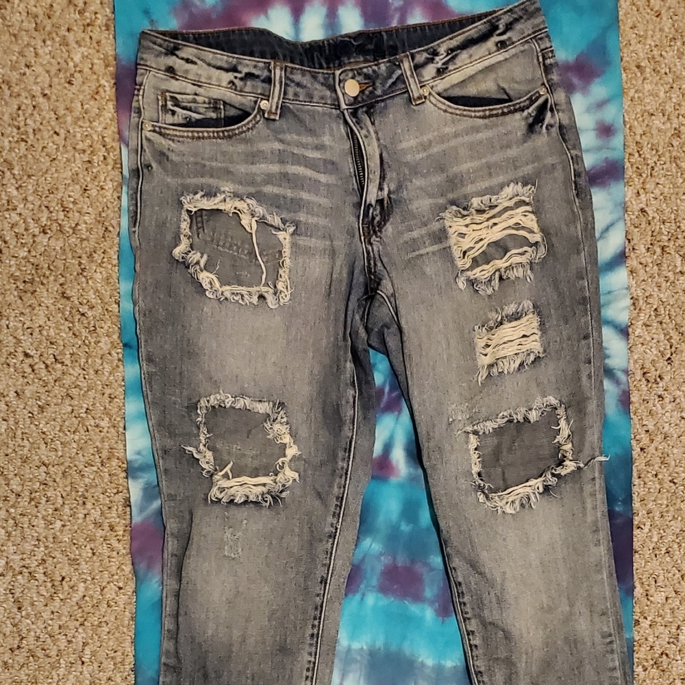 Ripped Rue 21 Ankle Jeans.